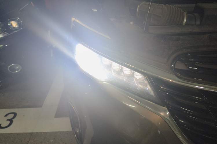 Used Buick GL8 2021 Land Cruiser Executive Class 652T Comfort Model Right Front Headlight