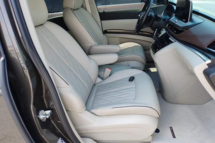 Used Buick GL8 2021 Land Cruiser Executive Class 652T Luxury Model Right Front Seat