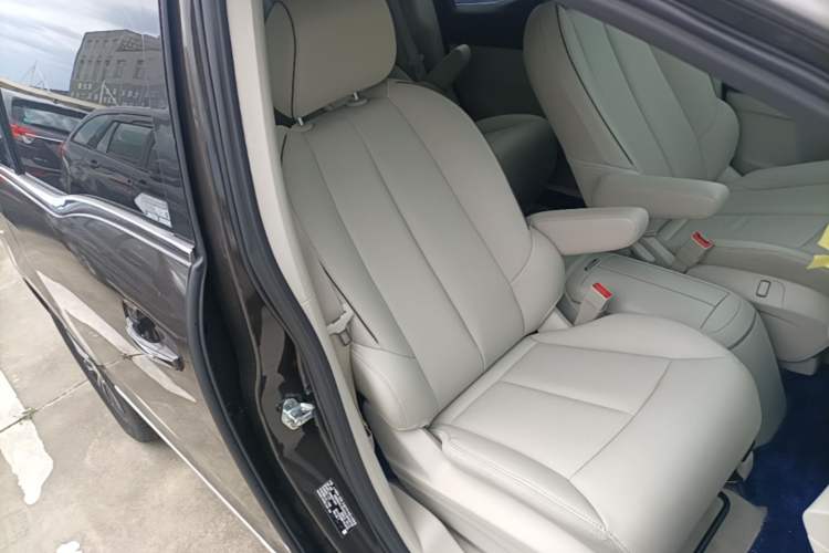 Used Buick GL8 2021 Land Cruiser Executive Class 652T Luxury Model Right Front Seat