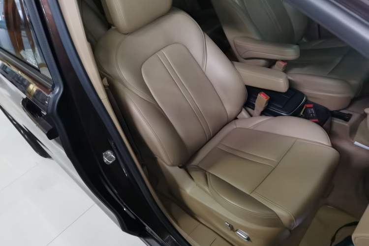 Used Buick GL8 2021 ES Land Cruiser 653T Luxury Edition Right Front Seat