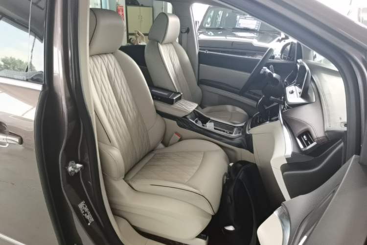 Used Buick GL8 2021 Land Cruiser Executive 652T Premium Model Right Front Seat
