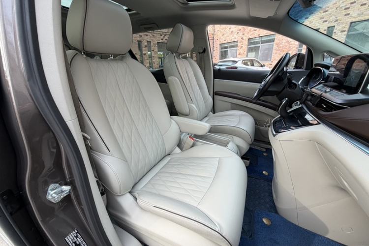 Used Buick GL8 2021 Land Cruiser Executive 652T Premium Model Right Front Seat