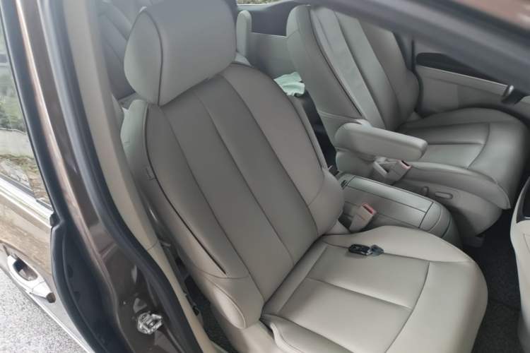 Used Buick GL8 2021 Land Cruiser Executive 652T Premium Model Right Front Seat