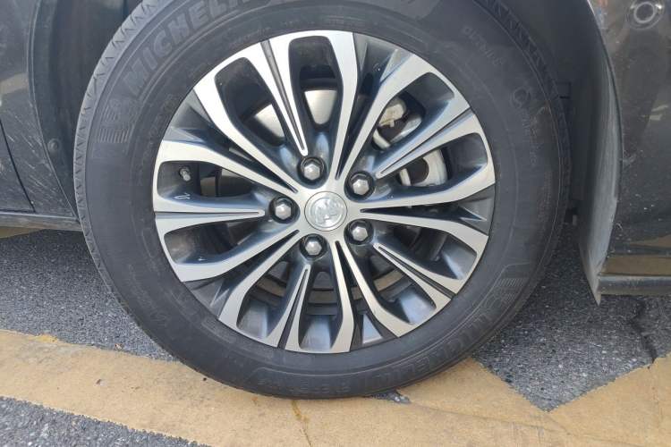 Used Buick GL8 2021 Land Cruiser Executive 652T Premium Model Right Front Wheel Hub