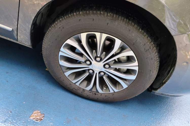 Used Buick GL8 2021 Land Cruiser Executive 652T Premium Model Right Front Wheel Hub