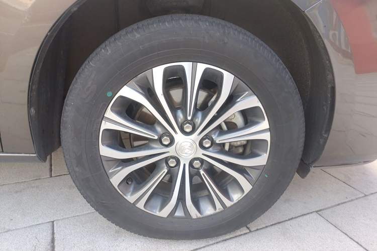 Used Buick GL8 2021 Land Cruiser Executive Class 652T Luxury Model Right Front Wheel Hub