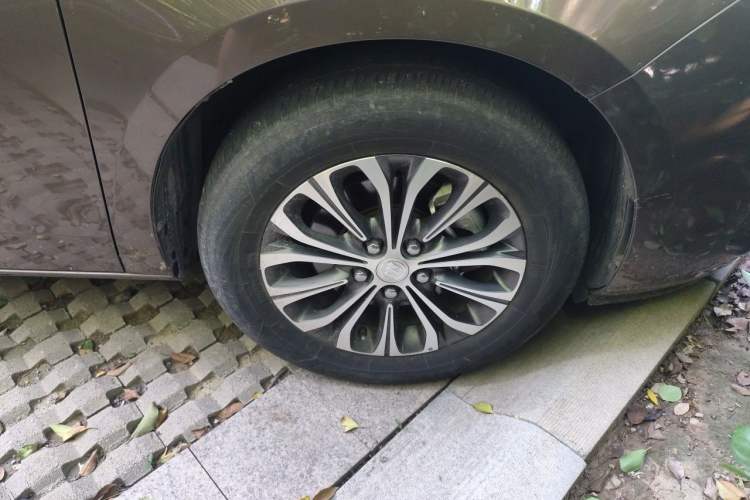 Used Buick GL8 2021 Land Cruiser Executive Class 652T Comfort Model Right Front Wheel Hub
