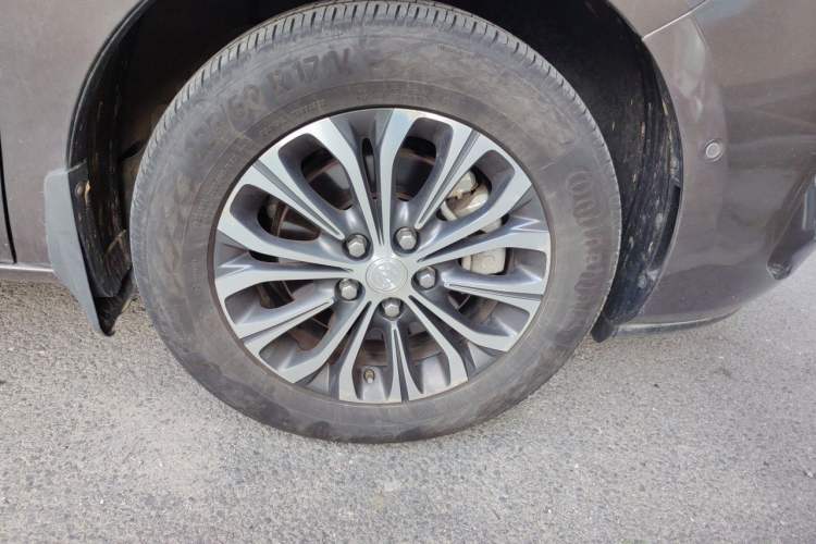 Used Buick GL8 2021 Land Cruiser Executive 652T Premium Model Right Front Wheel Hub