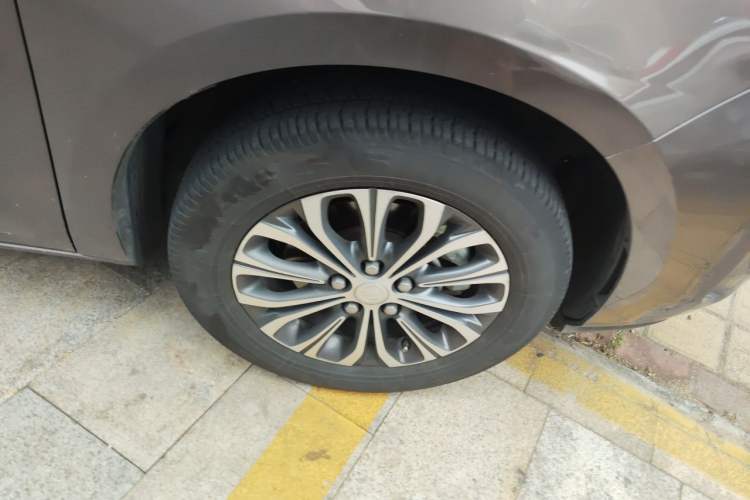 Used Buick GL8 2021 Land Cruiser Executive Class 652T Comfort Model Right Front Wheel Hub