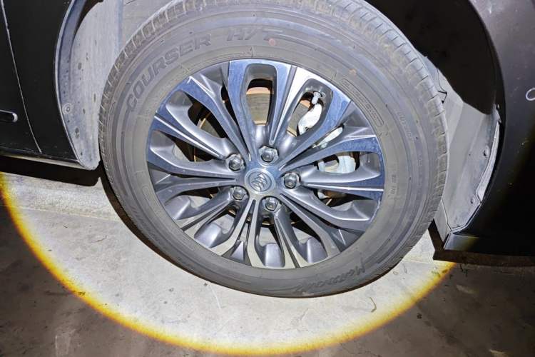 Used Buick GL8 2021 Land Cruiser Executive 652T Premium Model Right Front Wheel Hub