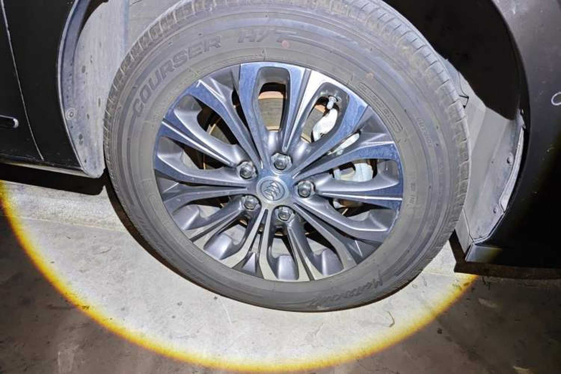 Used Buick GL8 2021 Land Cruiser Executive 652T Premium Model Right Front Wheel Hub