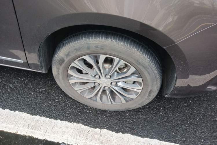 Used Buick GL8 2021 Land Cruiser Executive Class 652T Luxury Model Right Front Wheel Hub