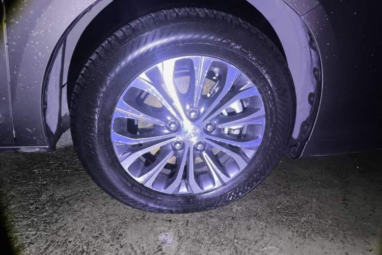 Used Buick GL8 2021 Land Cruiser Executive Class 652T Comfort Model Right Front Wheel Hub