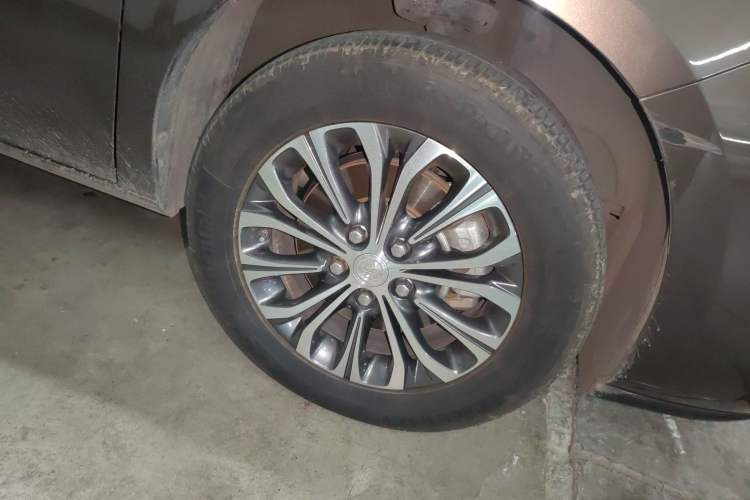 Used Buick GL8 2021 Land Cruiser Executive Class 652T Comfort Model Right Front Wheel Hub