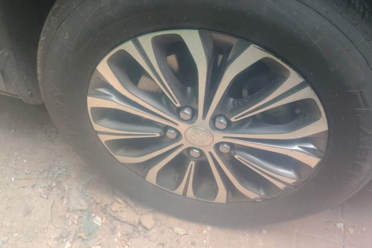 Used Buick GL8 2021 Land Cruiser Executive 652T Premium Model Right Front Wheel Hub