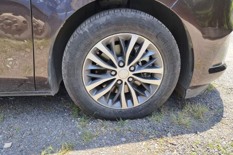 Used Buick GL8 2021 ES Landtrek 653T Comfort Edition Right Front Wheel Hub