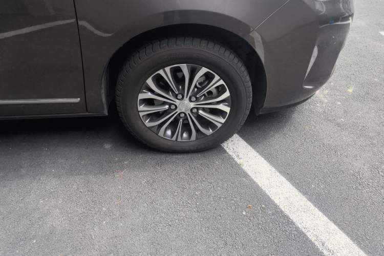 Used Buick GL8 2021 Land Cruiser Executive Class 652T Luxury Model Right Front Wheel Hub