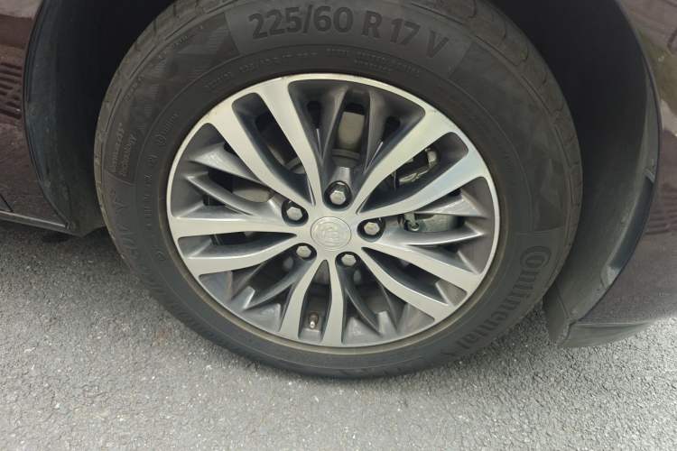 Used Buick GL8 2021 ES Landtrek 653T Comfort Edition Right Front Wheel Hub