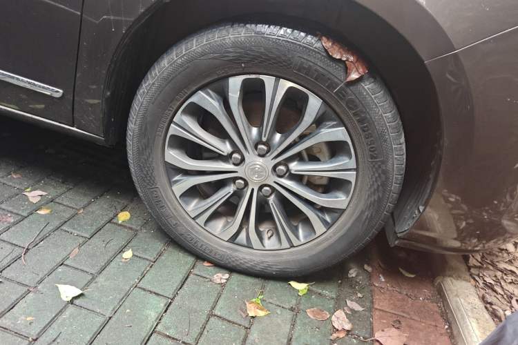 Used Buick GL8 2021 Land Cruiser Executive Class 652T Luxury Model Right Front Wheel Hub
