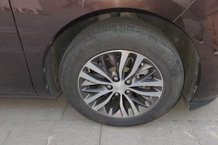 Used Buick GL8 2021 ES Landtrek 653T Comfort Edition Right Front Wheel Hub