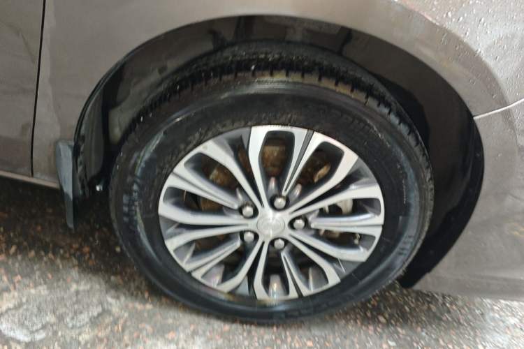 Used Buick GL8 2021 Land Cruiser Executive Class 652T Comfort Model Right Front Wheel Hub
