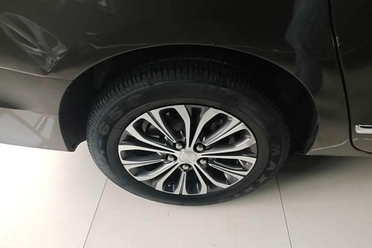 Used Buick GL8 2021 Land Cruiser Executive 652T Premium Model Right Rear Wheel Hub
