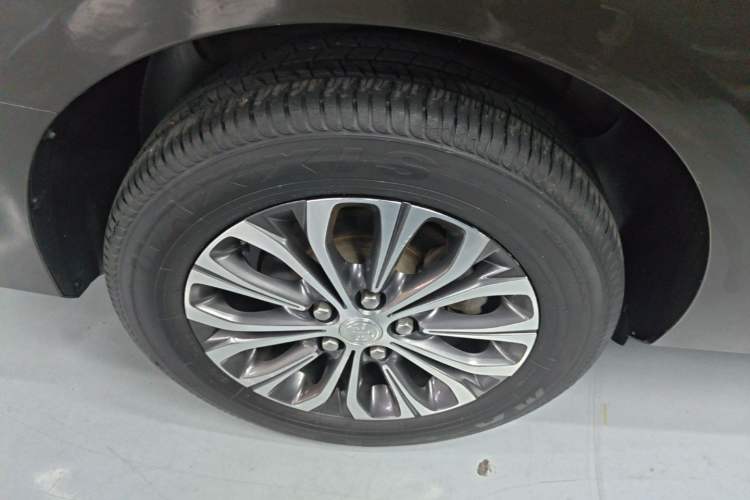 Used Buick GL8 2021 Land Cruiser Executive Class 652T Comfort Model Right Rear Wheel Hub