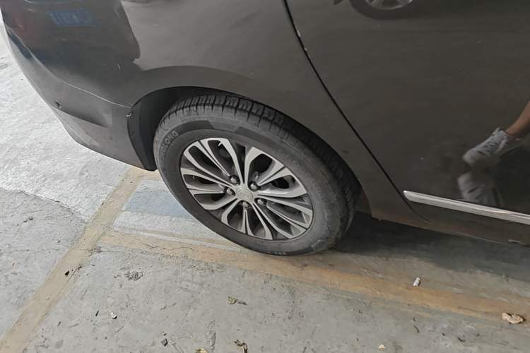 Used Buick GL8 2021 Land Cruiser Executive 652T Premium Model Right Rear Wheel Hub