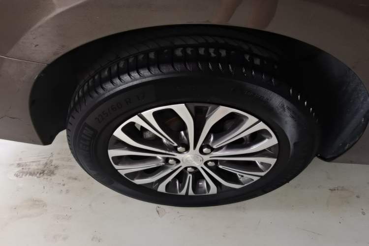 Used Buick GL8 2021 Land Cruiser Executive 652T Premium Model Right Rear Wheel Hub