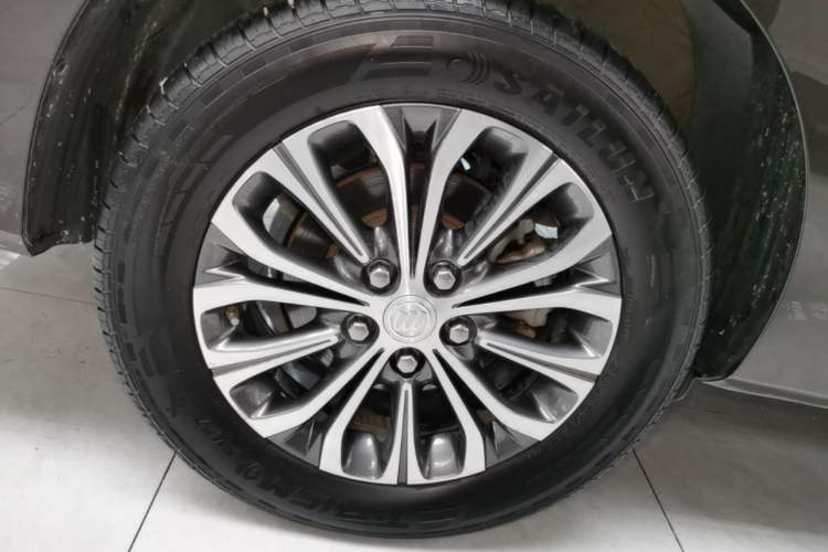 Used Buick GL8 2021 Land Cruiser Executive 652T Premium Model Right Rear Wheel Hub