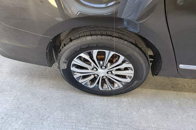 Used Buick GL8 2021 Land Cruiser Executive 652T Premium Model Right Rear Wheel Hub