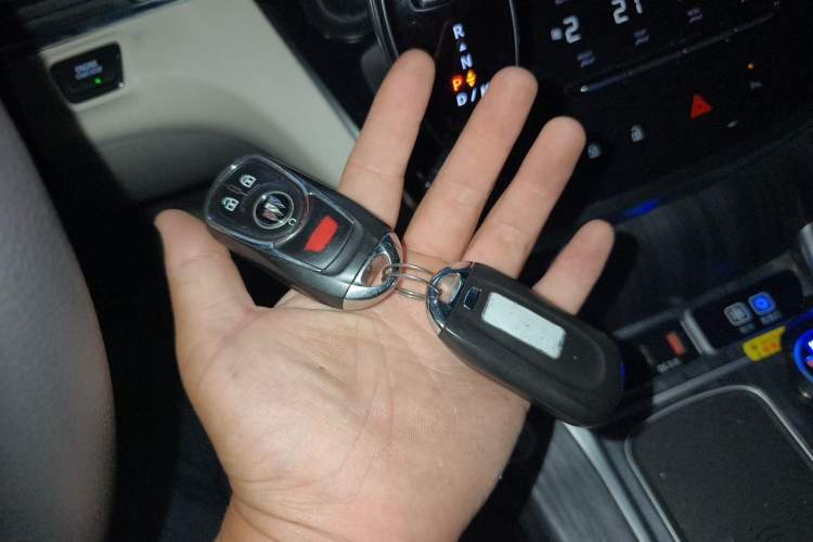 Used Buick GL8 2021 Land Cruiser Executive Class 652T Comfort Model Vehicle Key