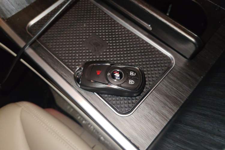 Used Buick GL8 2021 Land Cruiser Executive Class 652T Comfort Model Vehicle Key