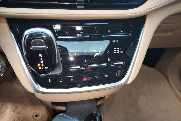 Used Buick GL8 2021 ES Land Cruiser 653T Flagship Model Audio And AC Panel