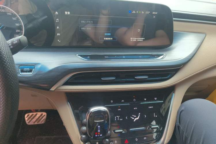Used Buick GL8 2021 ES Land Cruiser 653T Luxury Edition Audio And AC Panel