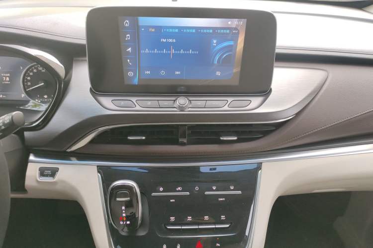 Used Buick GL8 2021 Land Cruiser Executive Class 652T Comfort Model Audio And AC Panel