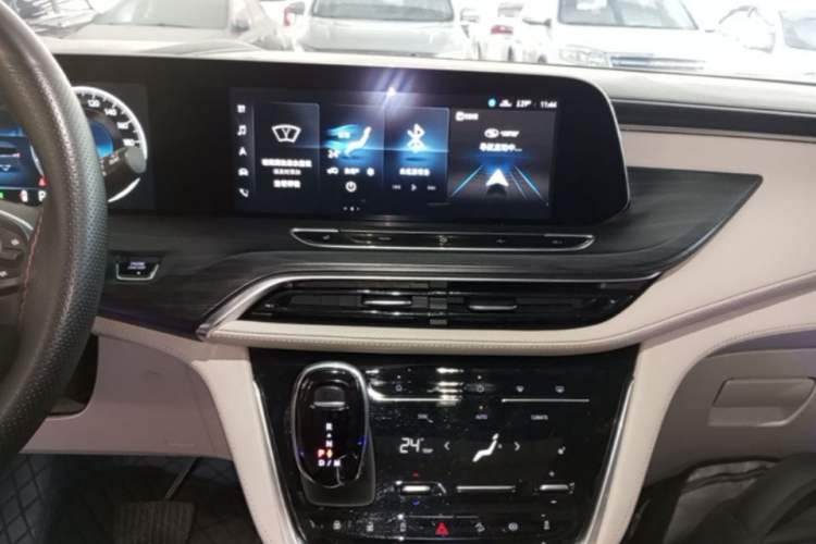 Used Buick GL8 2021 ES Landtrek 653T Comfort Edition Audio And AC Panel