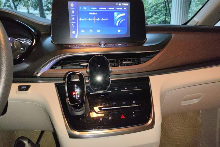 Used Buick GL8 2021 Land Cruiser Executive Class 652T Comfort Model Audio And AC Panel