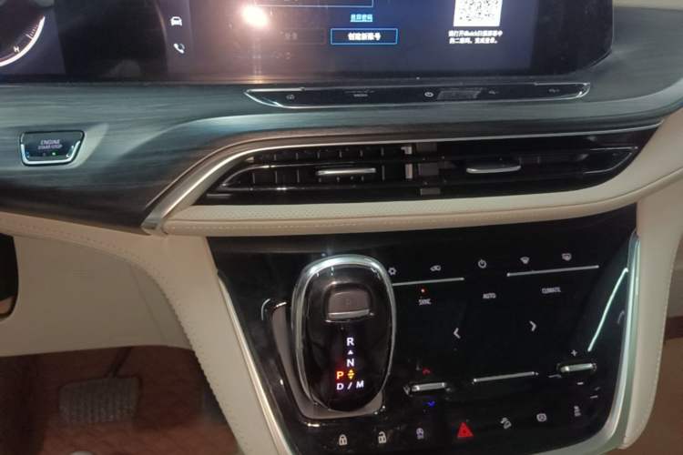 Used Buick GL8 2021 ES Landtrek 653T Comfort Edition Audio And AC Panel