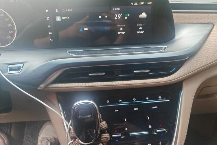 Used Buick GL8 2021 ES Landtrek 653T Smart Luxury Model Audio And AC Panel