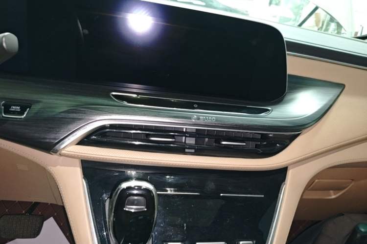 Used Buick GL8 2021 ES Land Cruiser 653T Luxury Edition Audio And AC Panel