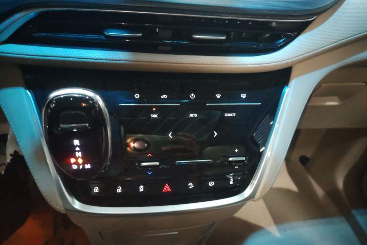 Used Buick GL8 2021 ES Land Cruiser 653T Luxury Edition Audio And AC Panel