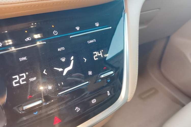 Used Buick GL8 2021 ES Landtrek 653T Luxury Model Audio And AC Panel