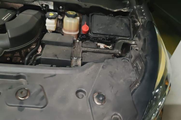 Used Buick GL8 2021 Land Cruiser Executive Class 652T Comfort Model Engine Bay Left