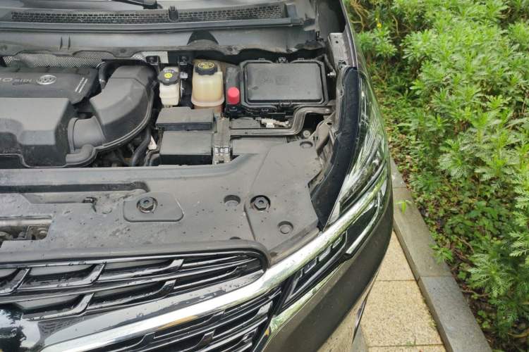 Used Buick GL8 2021 Land Cruiser Executive Class 652T Luxury Model Engine Bay Left