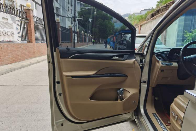 Used Buick GL8 2021 ES Land Cruiser 653T Flagship Model Interior 11