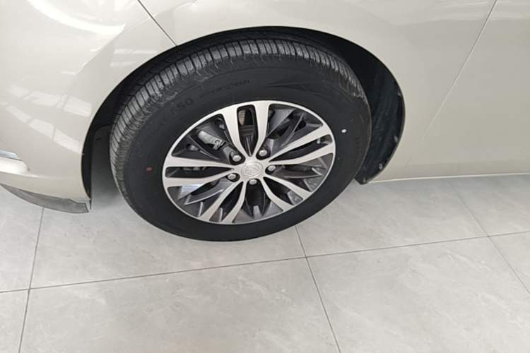 Used Buick GL8 2021 ES Landtrek 653T Comfort Edition Left Front Wheel Hub