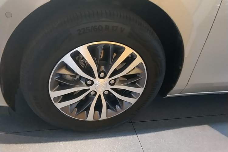 Used Buick GL8 2021 ES Land Cruiser 653T Luxury Edition Left Front Wheel Hub