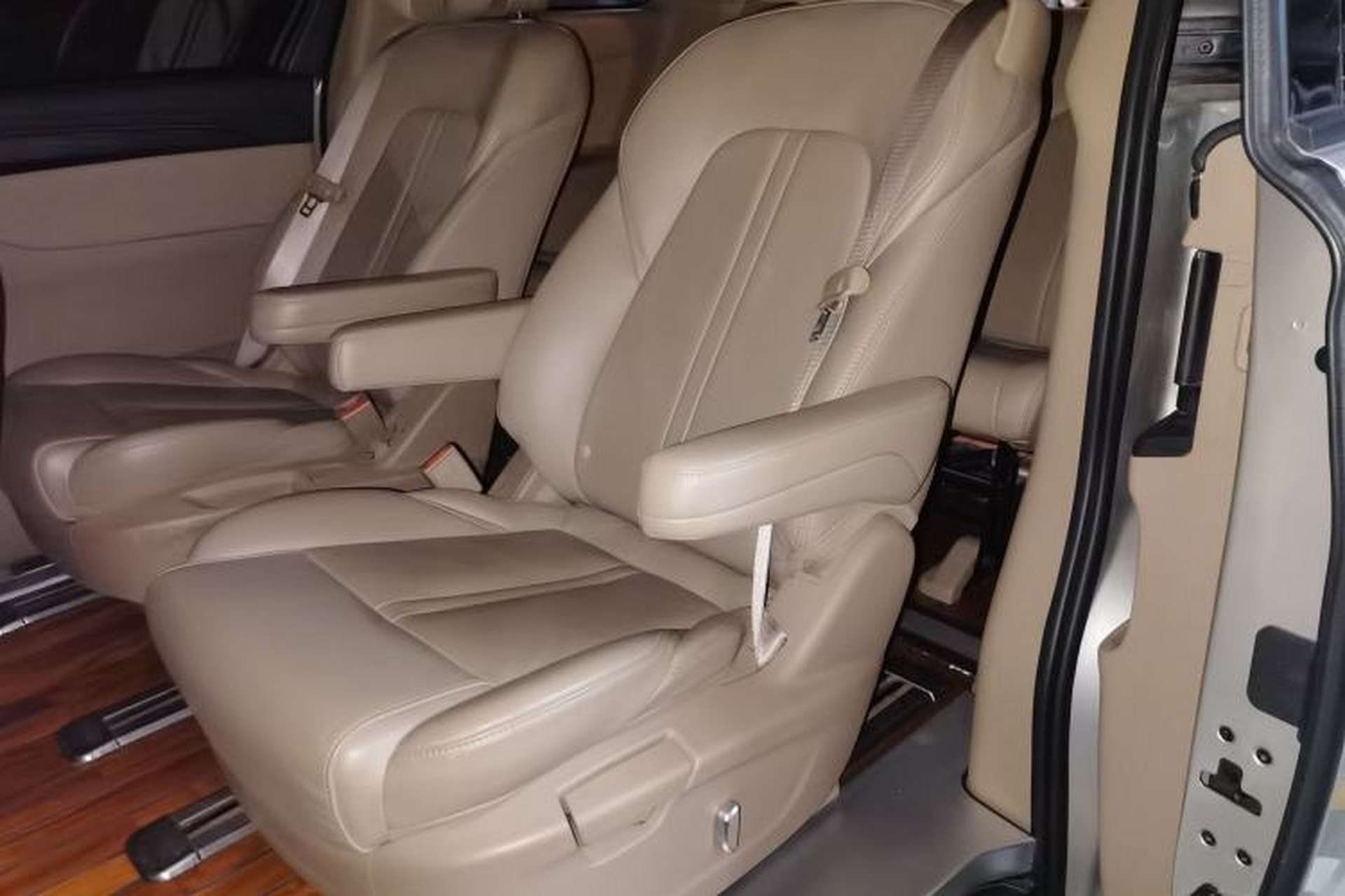 Used Buick GL8 2021 ES Land Cruiser 653T Luxury Edition Left Rear Seat