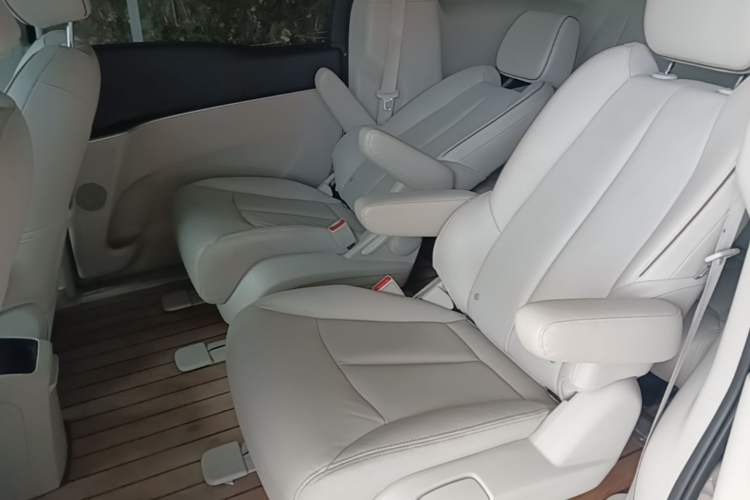 Used Buick GL8 2021 Land Cruiser Executive 652T Premium Model Left Rear Seat